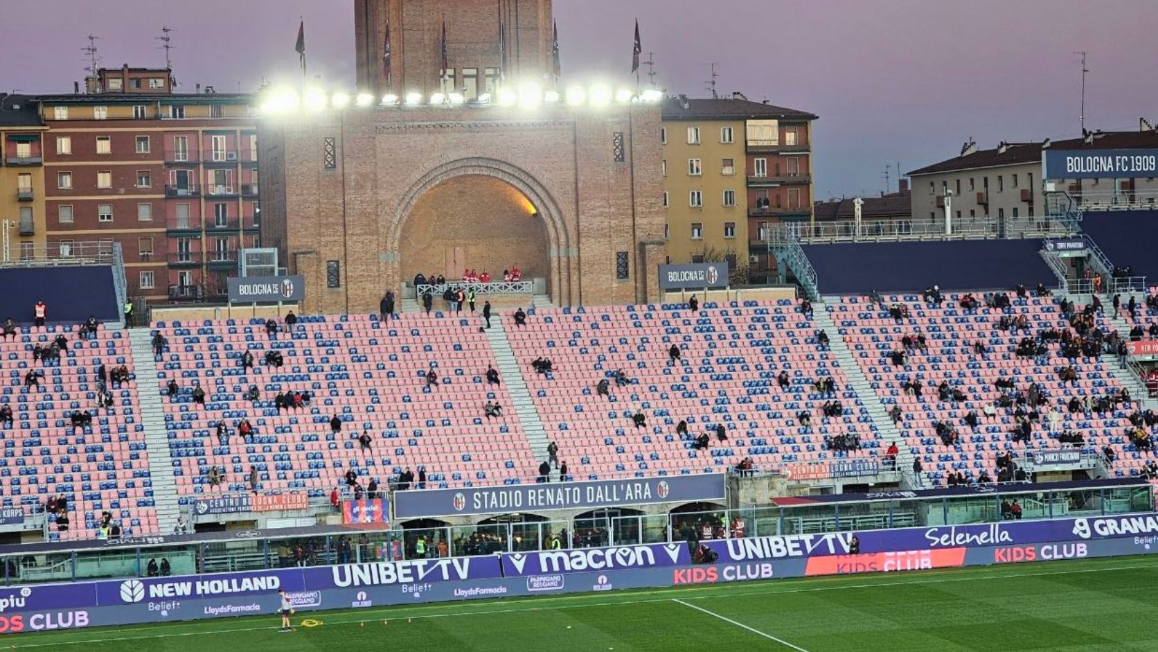 Follia di Rowe e attacco inconsistente: il Bologna prende 4 gol in amichevole