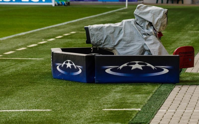 Wenger contro Marciniak: “Cubarsì arriva sulla palla, Lautaro cerca il rigore”
